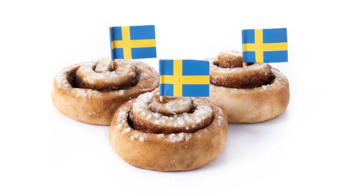 Svensk fika med kaffe och bakverk