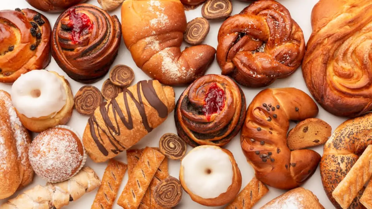 Fikabord med olika bakverk